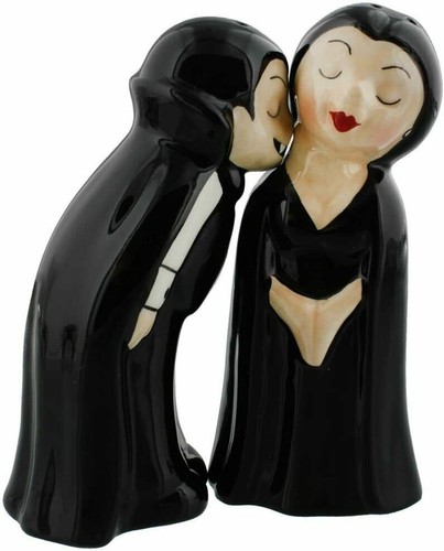 Vampire love first bite - at,
